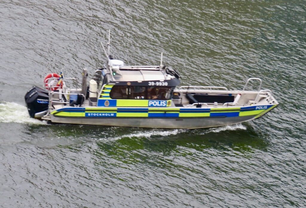 Stockholm. Södermalm. Polisbåtarna trafikerar ofta Hammarbykanalen och de har många uppgifter bl.a. att stoppa vattenscotrar och båtar som kör för fort och att jaga stulna båtar. 