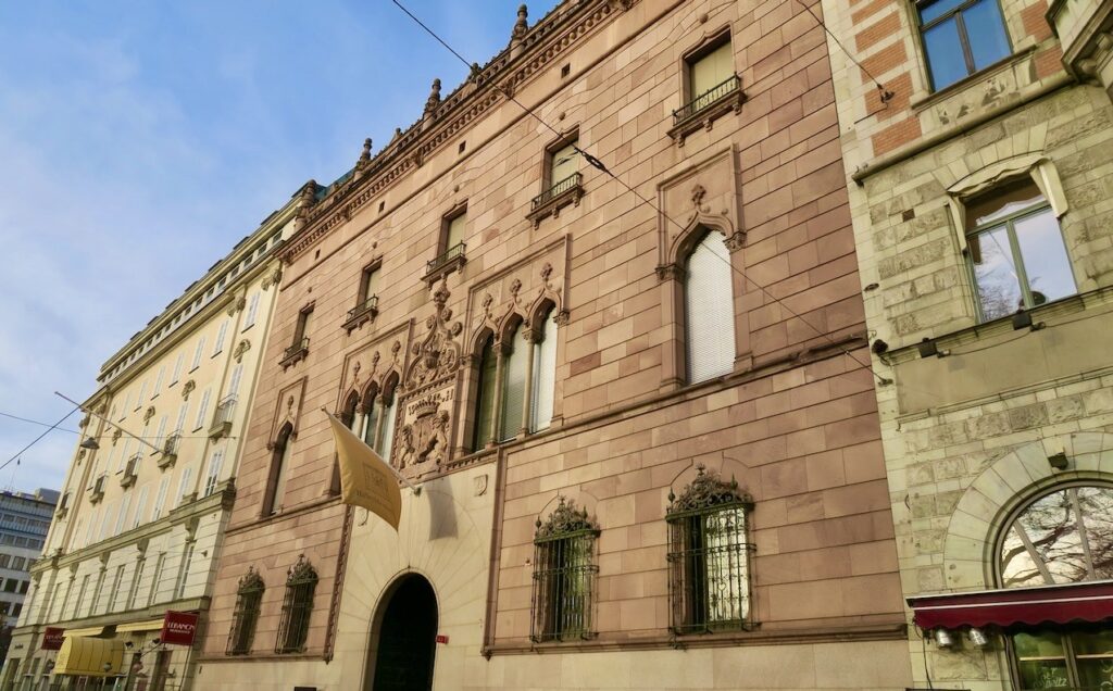 Stockholm. Hallwylska museet/palatset är den rosa byggnaden med gul flagga i mitten. 