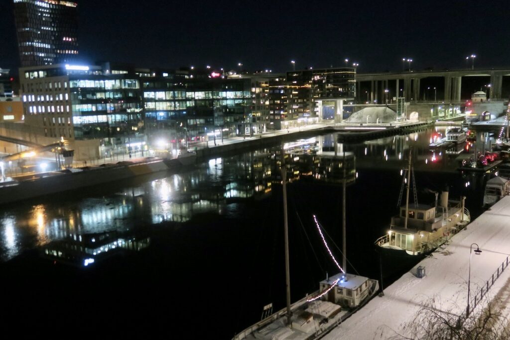 Stockholm. Södermalm. Norra Hammarbyhamnen. Ljus och speglingar i kanalen västerut. 