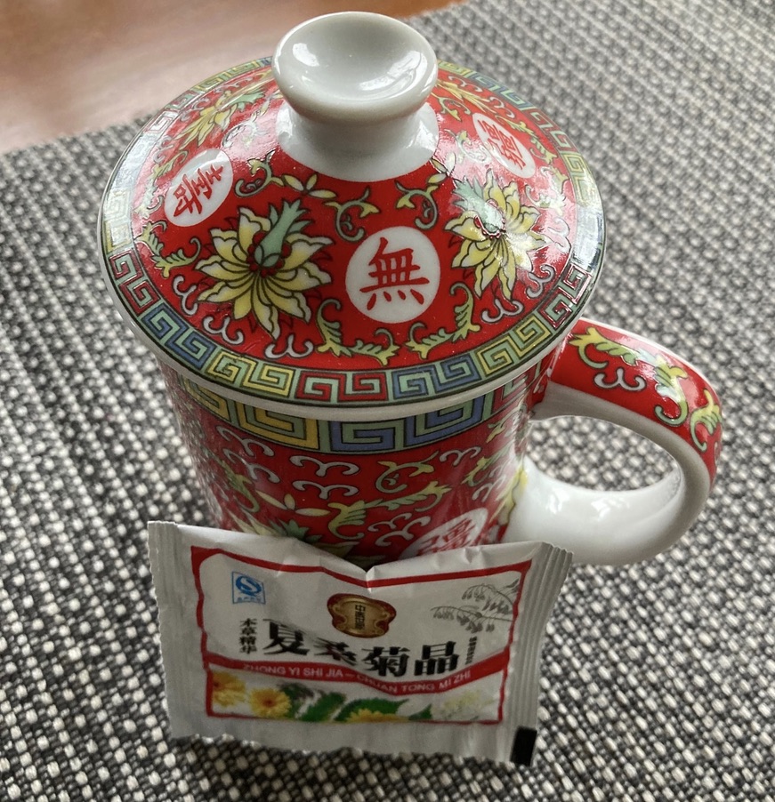 Kinesiskt te ur en kinesisk temugg passade bra till invigningen på tv av vinter-OS i Peking. 