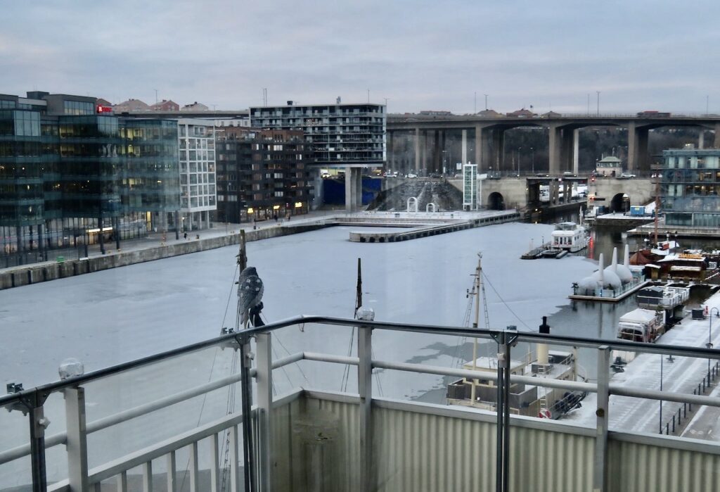 Stockholm. Södermalm. Hammarvykanalen med is. En omväxlande vecka även vädermässigt. 