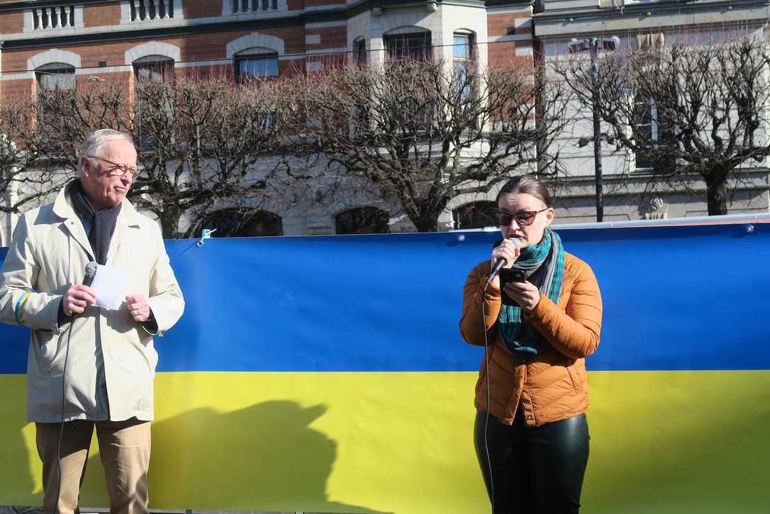 Norrmalmstorg. Manifestation mot mot Rysslands angrepp på Ukraina. Gunnar Hökmark tillsammans med en ukrainsk journalist. 
