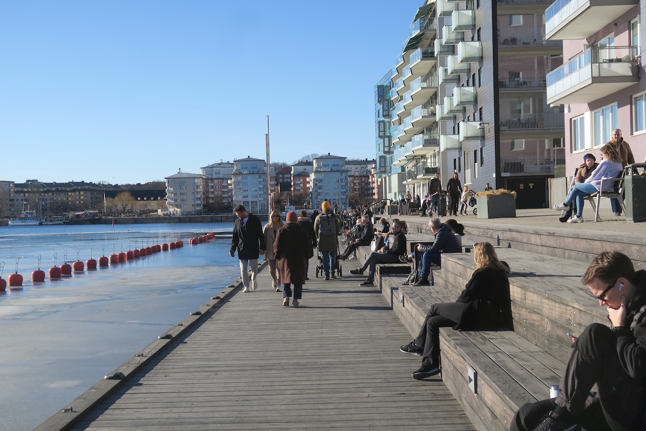 Stockholm. Hammarby sjöstad. Henriksdalsbryggan. En plats i solen fanns det för många. 