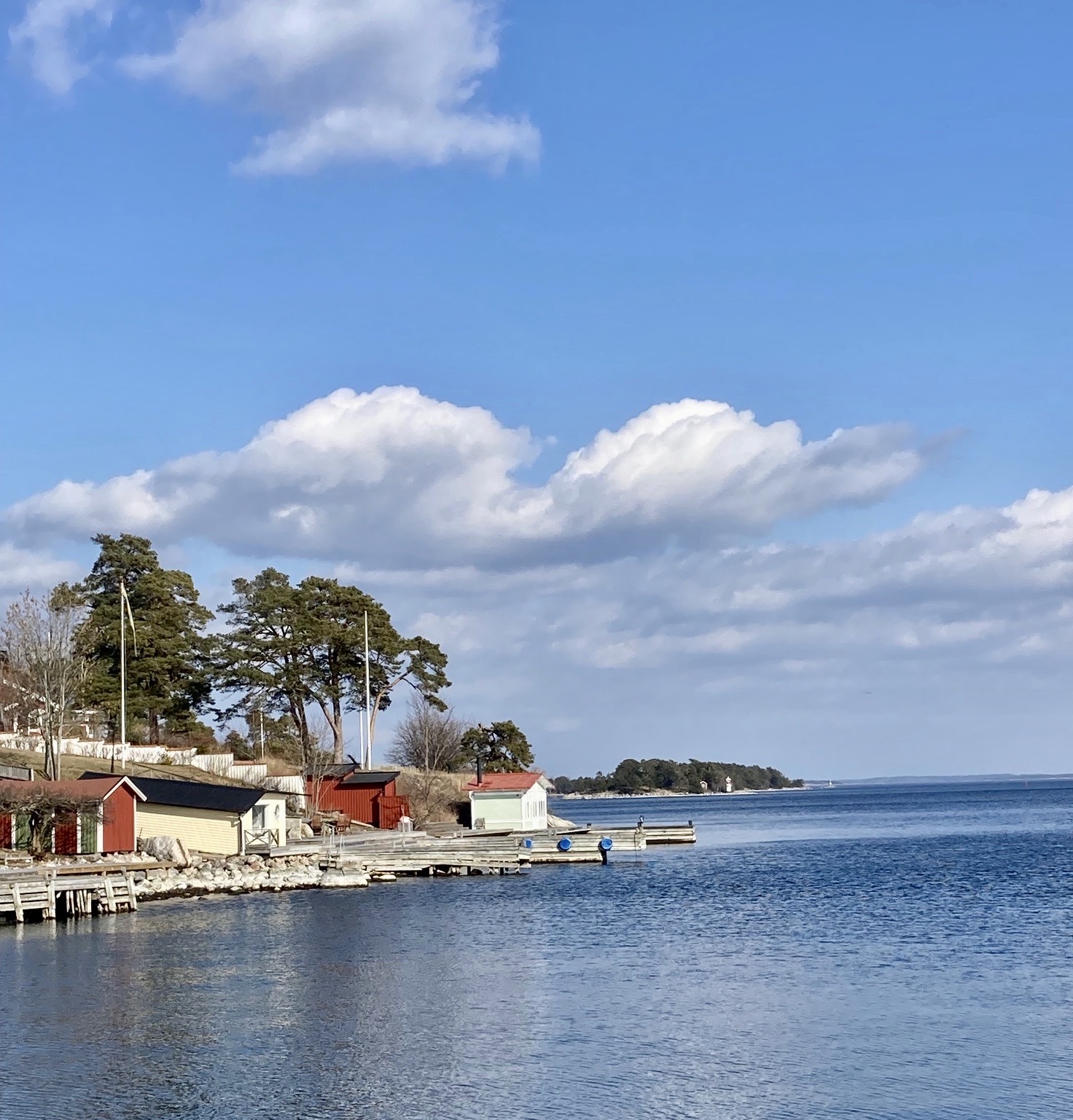 Dalarö- Jungfrufjärden i Stockholms södra skärgård ligger nästan blank. 