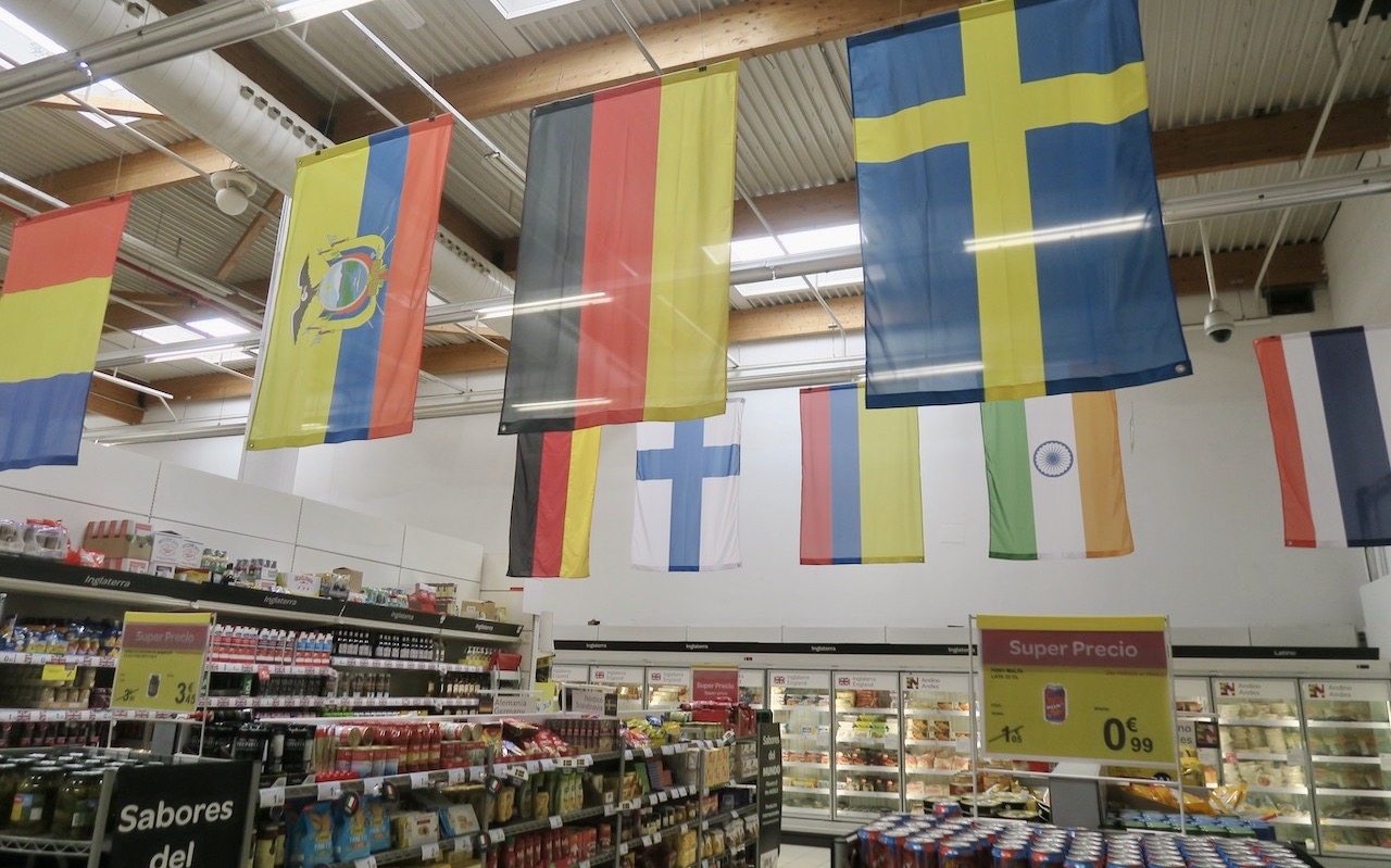 Spanien. Torrevieja. Carrefour. Internationella matavdelningen. Förutom matvaror en hel del blått och blandat bland flaggorna. 