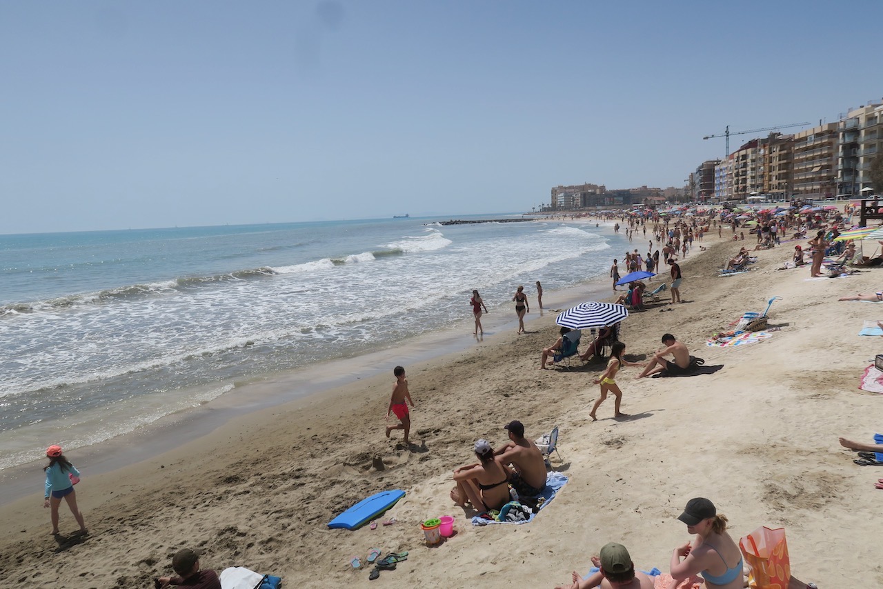Spanien. Playa de Locos var ganska välfylld denna påskafton i Torrevieja. 