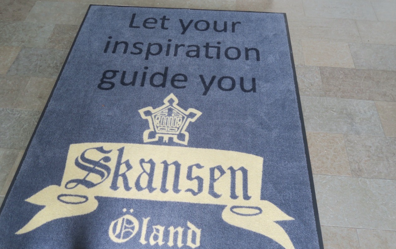 Öland och hotell Skansen välkomnar med en matte vid entrén. 