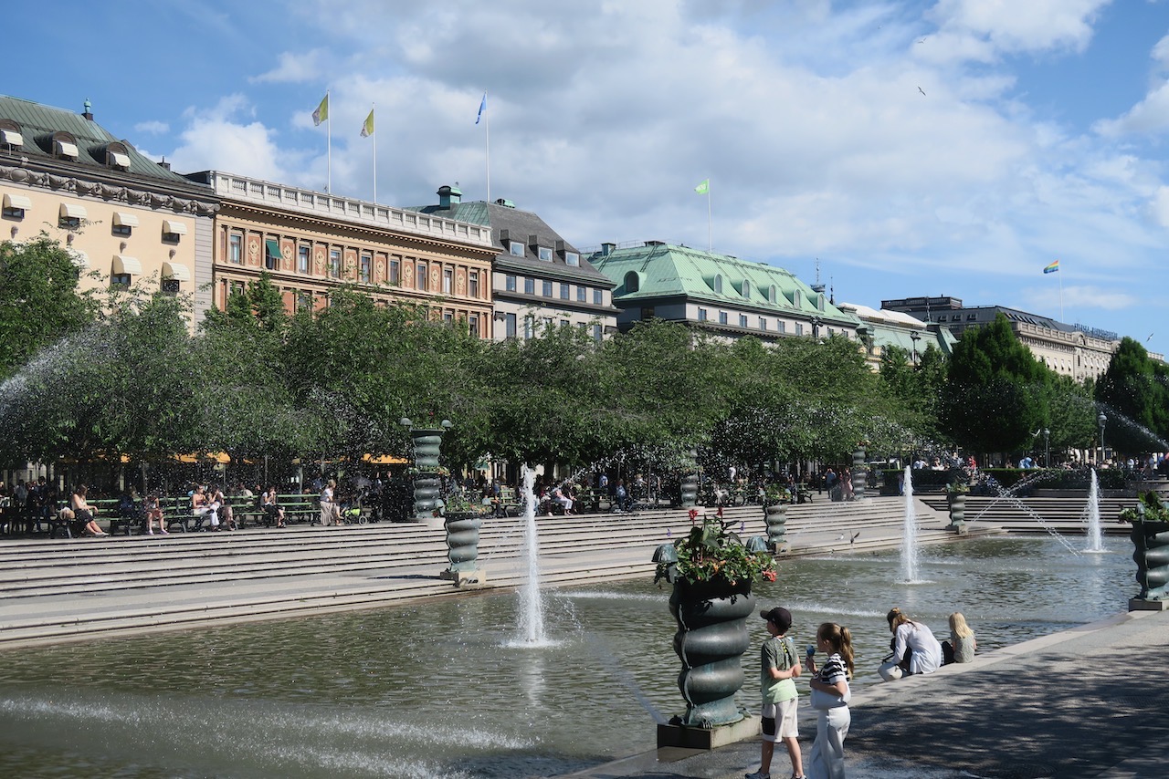 Kungsträdgården. Många söker sig hit när det är en skön sommardag i Stockholm.