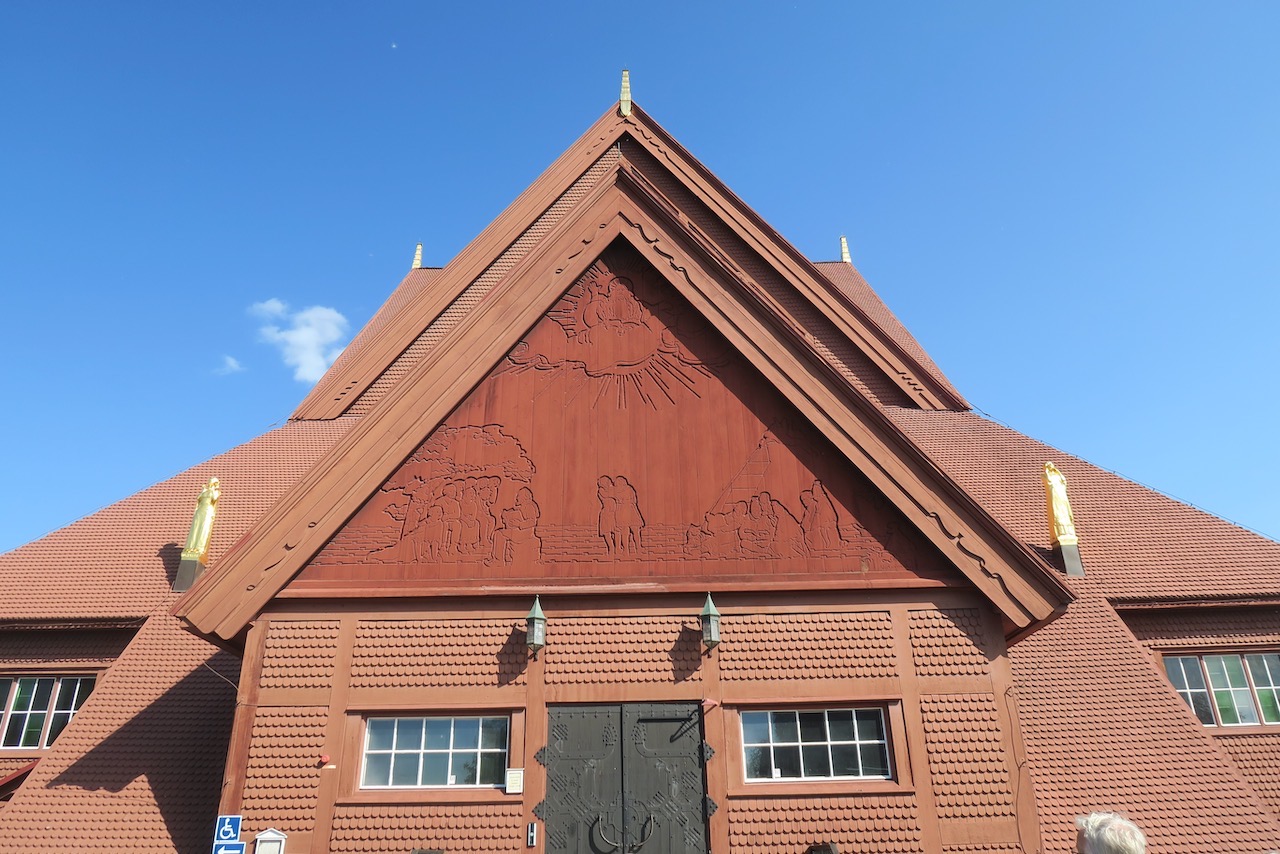 Kiruna kyrka. Ovanför entrén finns en relief gjort av Christian Eriksson