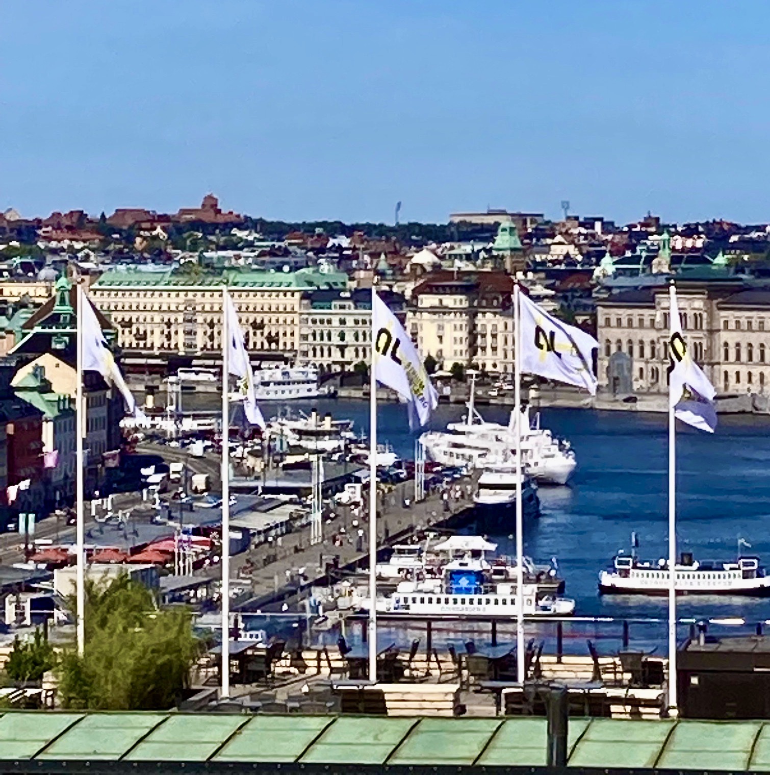 Stockholm i går. Utsikt från Mosebacke och ner över Skeppsbron och Djurgårdsfärjorna- 
