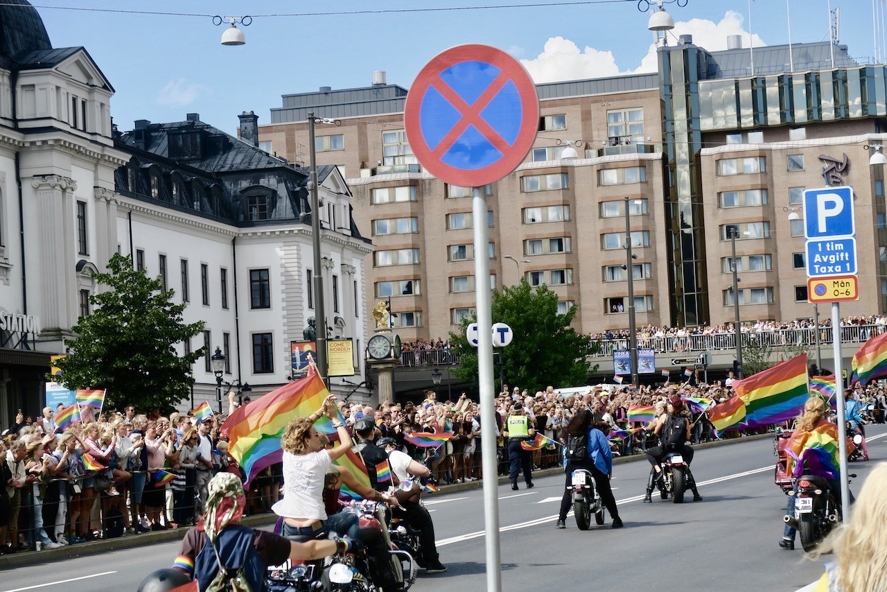 Vasagatan. Stockholms central. Stoclholms prideparad inleddes även i år med att ett gäng mc. cyklister tar täten med regnvågsflaggan. 