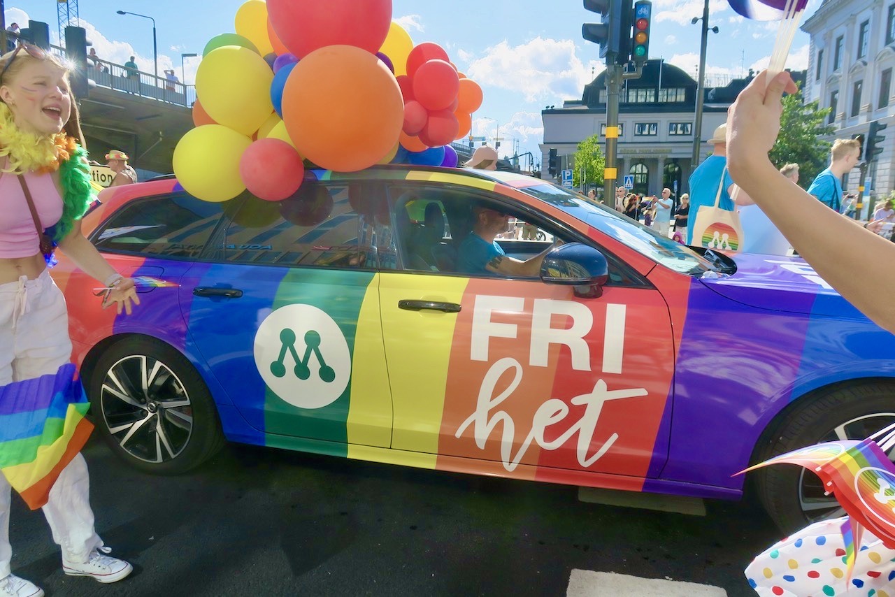 Stockholms prideparad 2022. Frihet och vackra regnbågsfärger på Moderaternas bil bidrar helt klart till feststämning. 