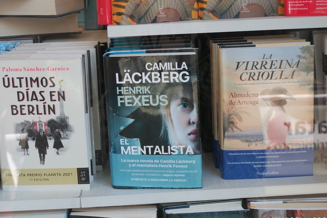 Torrevieja. I en bokhandels fönster såg jag en bok av Camilla Läckberg. En omtyckt författare iSpanien. 