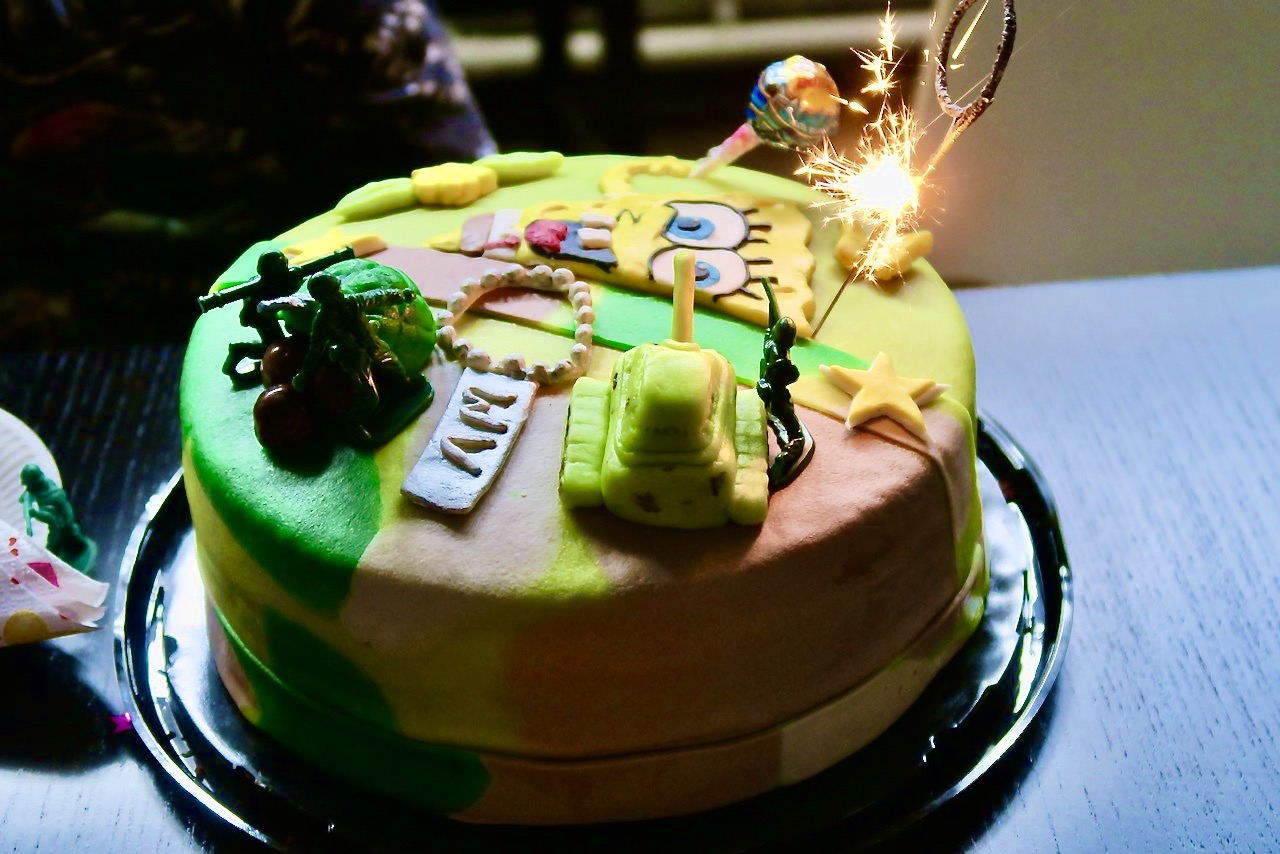 En viktig del av firandet blev tårtan som till hälften bestod av "Green Army" och till hälften av "Svamp Bob Fyrkant". 