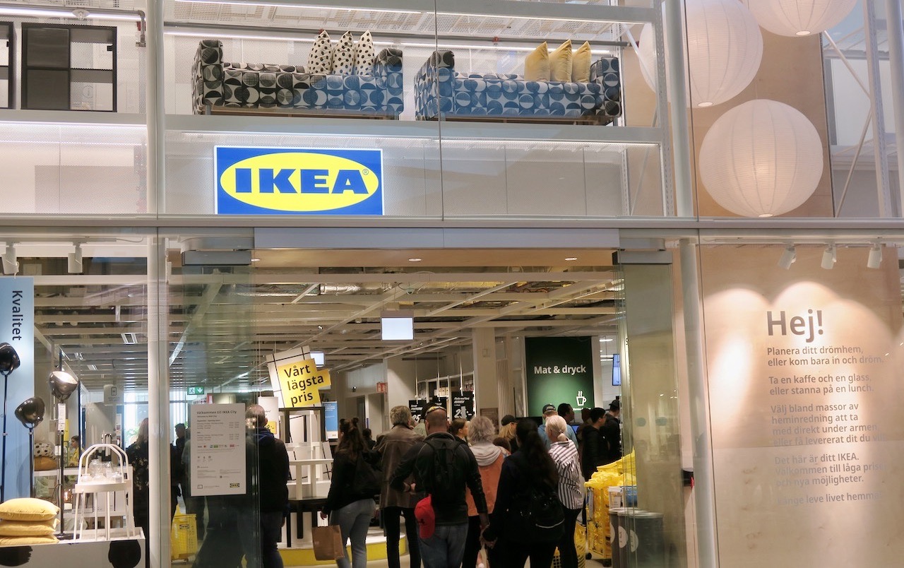 Stockholm. Gallerian. IKEA Hoppas på att leta och finna det jag söker. En passande tavelram. 