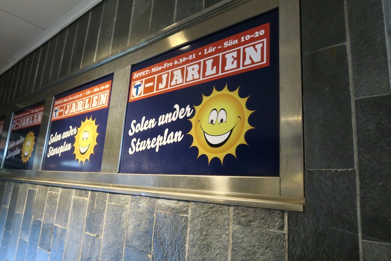 Stockholm. Östermalm. T- Jarlen. "Solen under Stureplan" reklam för en privatägd livsmedelbutik. 