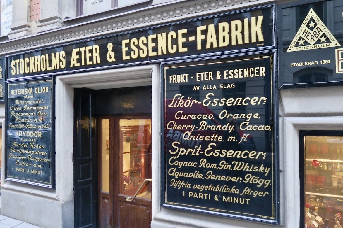 Stockholm och butiken Stochholms Æter & Essence -Fabrik. Här såldes varor i parti och minut. (I större mängd och i mindre)