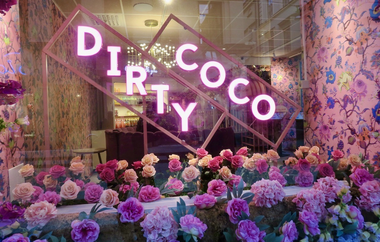 Storckholm. Drottninggatan. Café "Dirty Coco" ett verkligt välkomnande café. Och det trots att jag inte gillar just rosa. 
