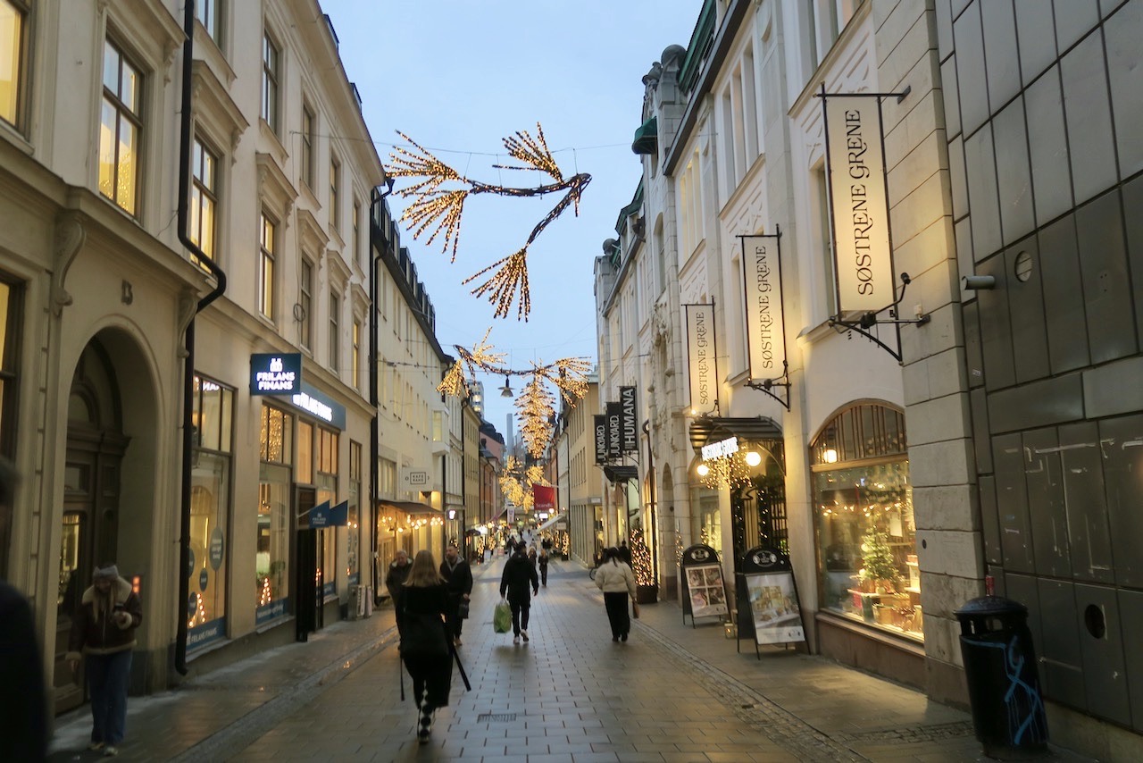 Stockholm. Gamla Brogatan- Visst är det välkomnande med den fina belysningen.