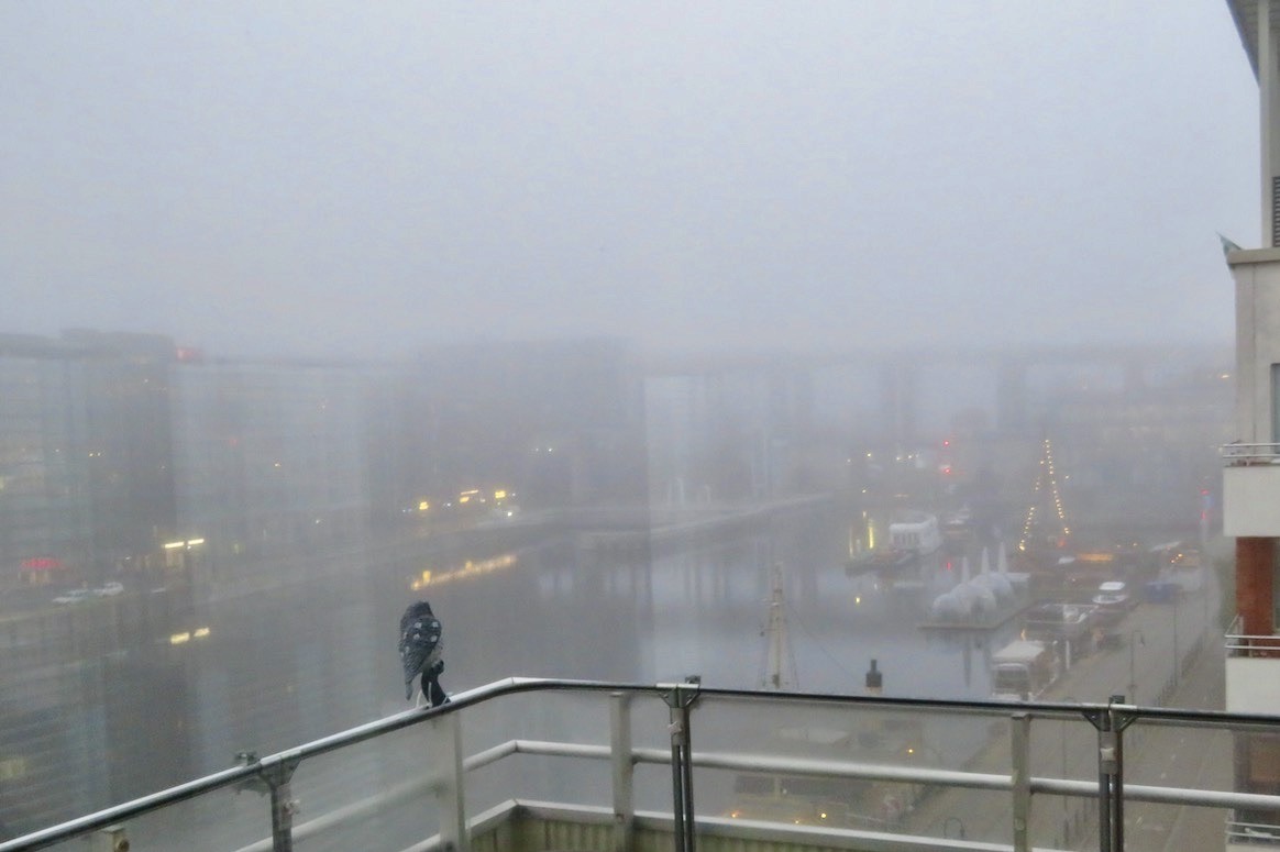 Stockholm. Södermalm. Här hemma låg dimman i går morse tät över Hammarbykanalen. 