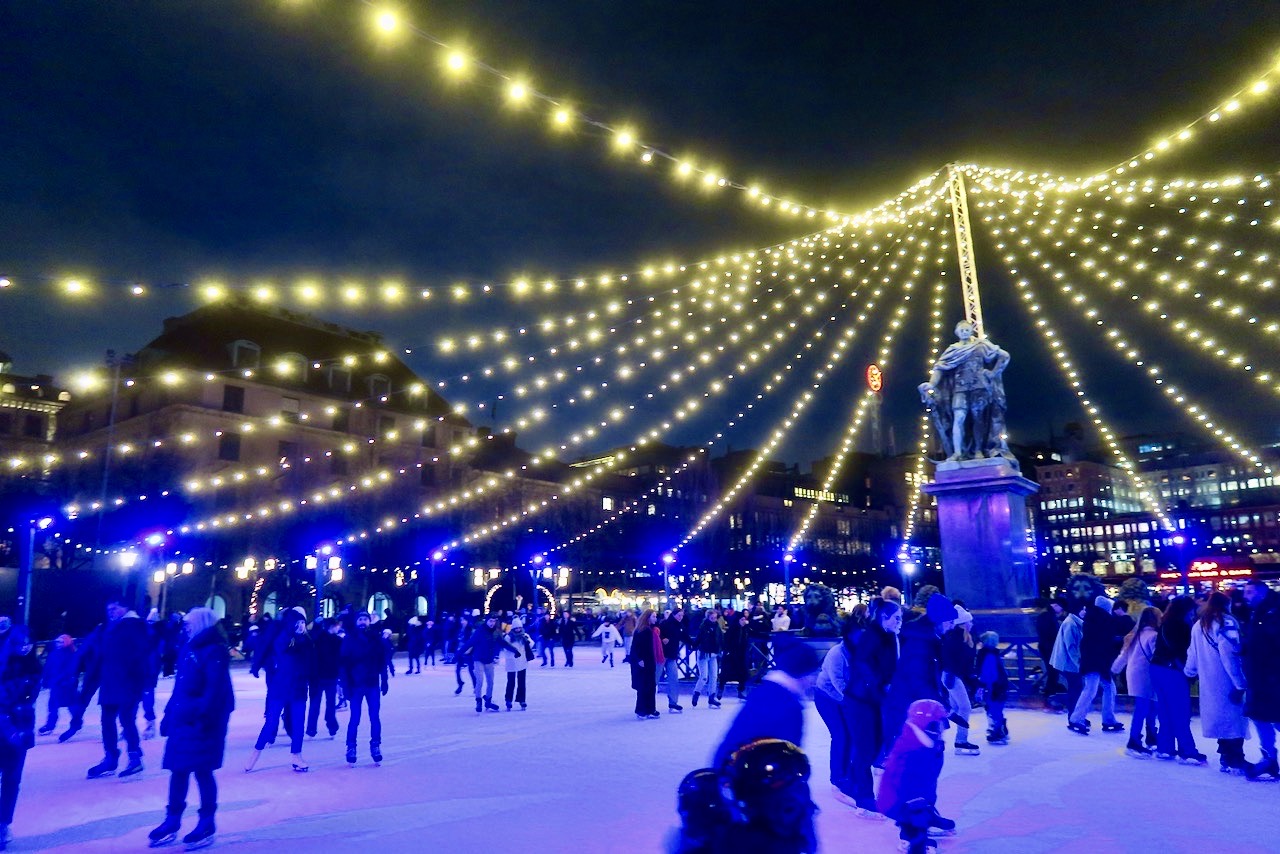 Ljusfestival i Stockholm. Här är Kungsträdgården och isbanan vackert upplyst 