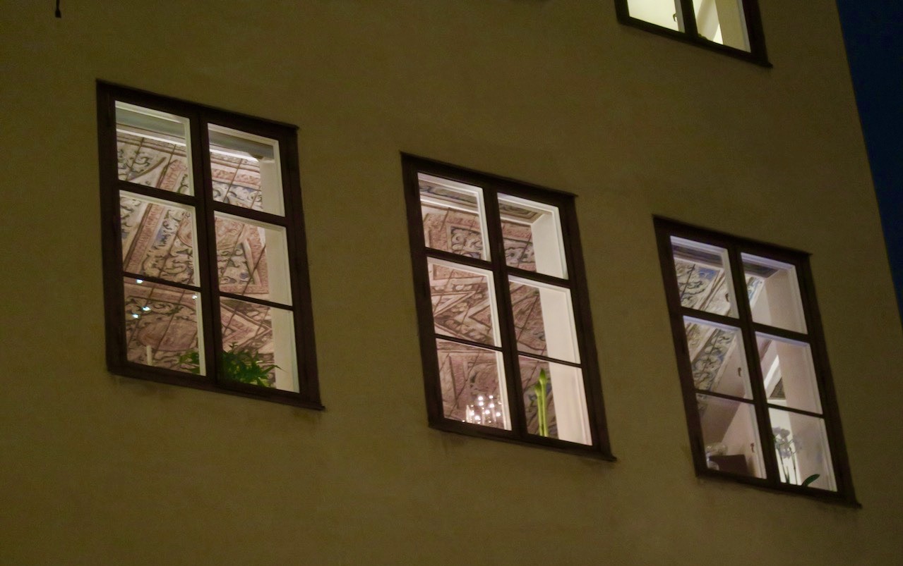 Stockholm. Apropå fönster i Gamla stan. Här kunde jag titta in från gatan och få en skymt av de vackra takmålningarna i lägenheten. 