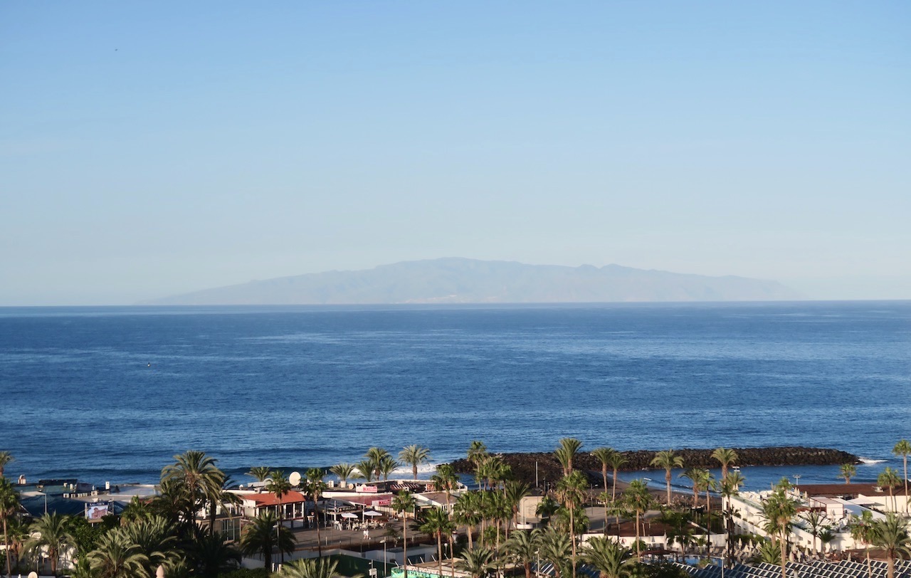 Teneriffa. Hotell Ocean View, PLaya de las Americas . Från balkongen. Atlanten och den blå himlen är observerat och medtagen i minnet. 
