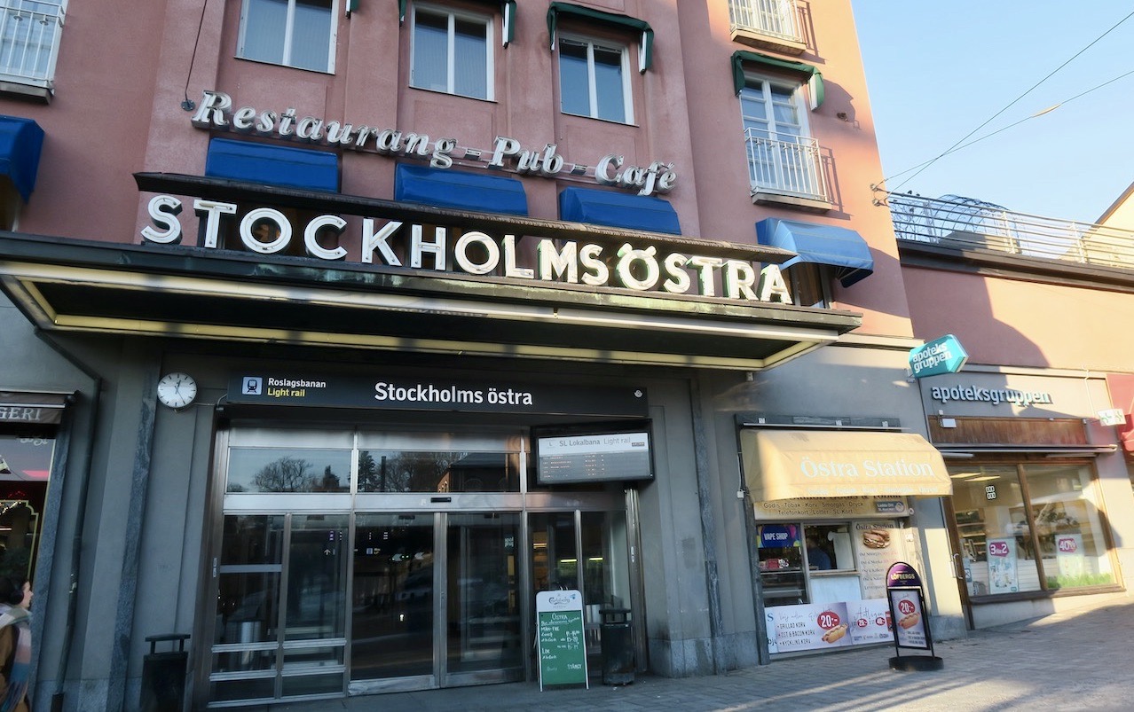 Stockholms Östra station. En utflykt med Roslagsbanan till Näsbypark, 15 km nordost om Stockholm. 