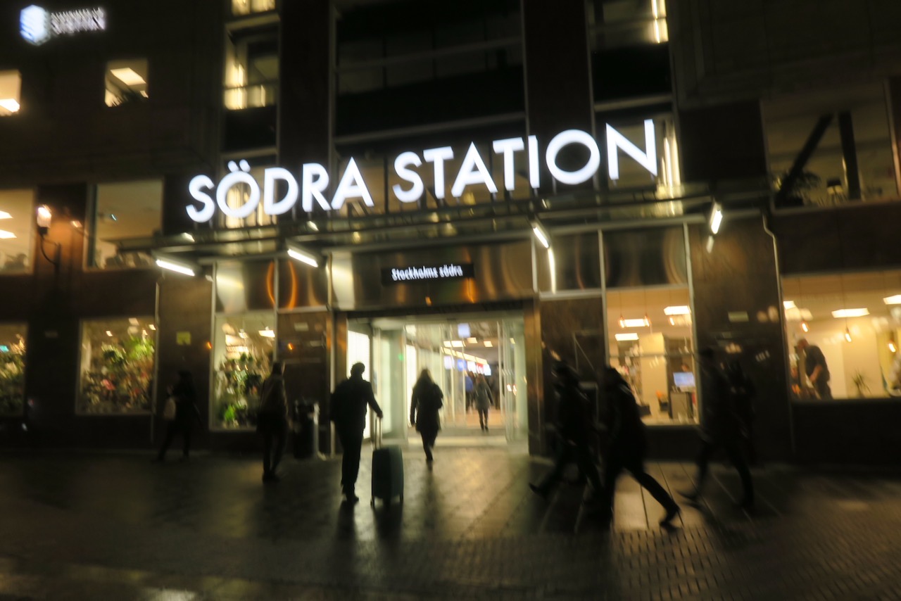 Stockholm. Södra station. Ett snabbt beslut fattade vi också när vi tog pendeltåget från Södra Station till Märsta och sedan buss till Arlanda- 