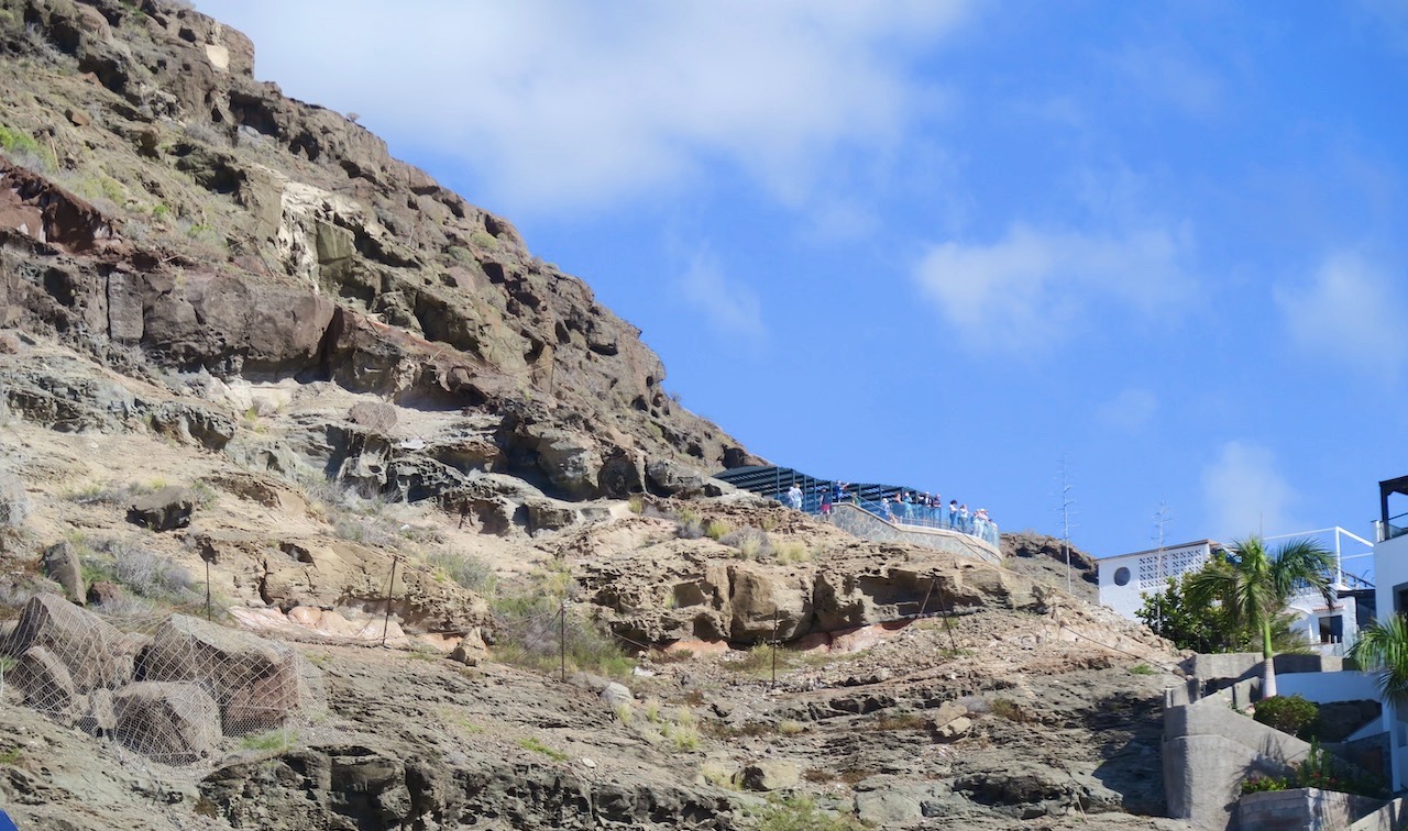 Här i Puerto de Mogan finns en fin utsiktsplats, belägen 50 m över havet och som en når via 240 trappsteg. 