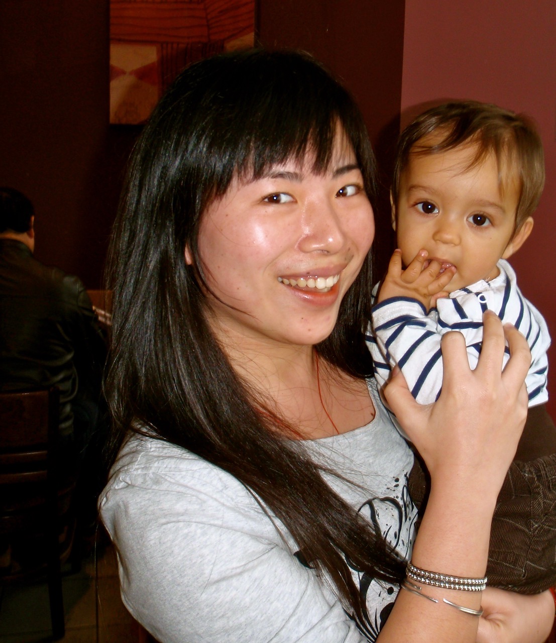 Peking. Ett av flera möten. Barnbarnet M och min kinesiska lärare. 