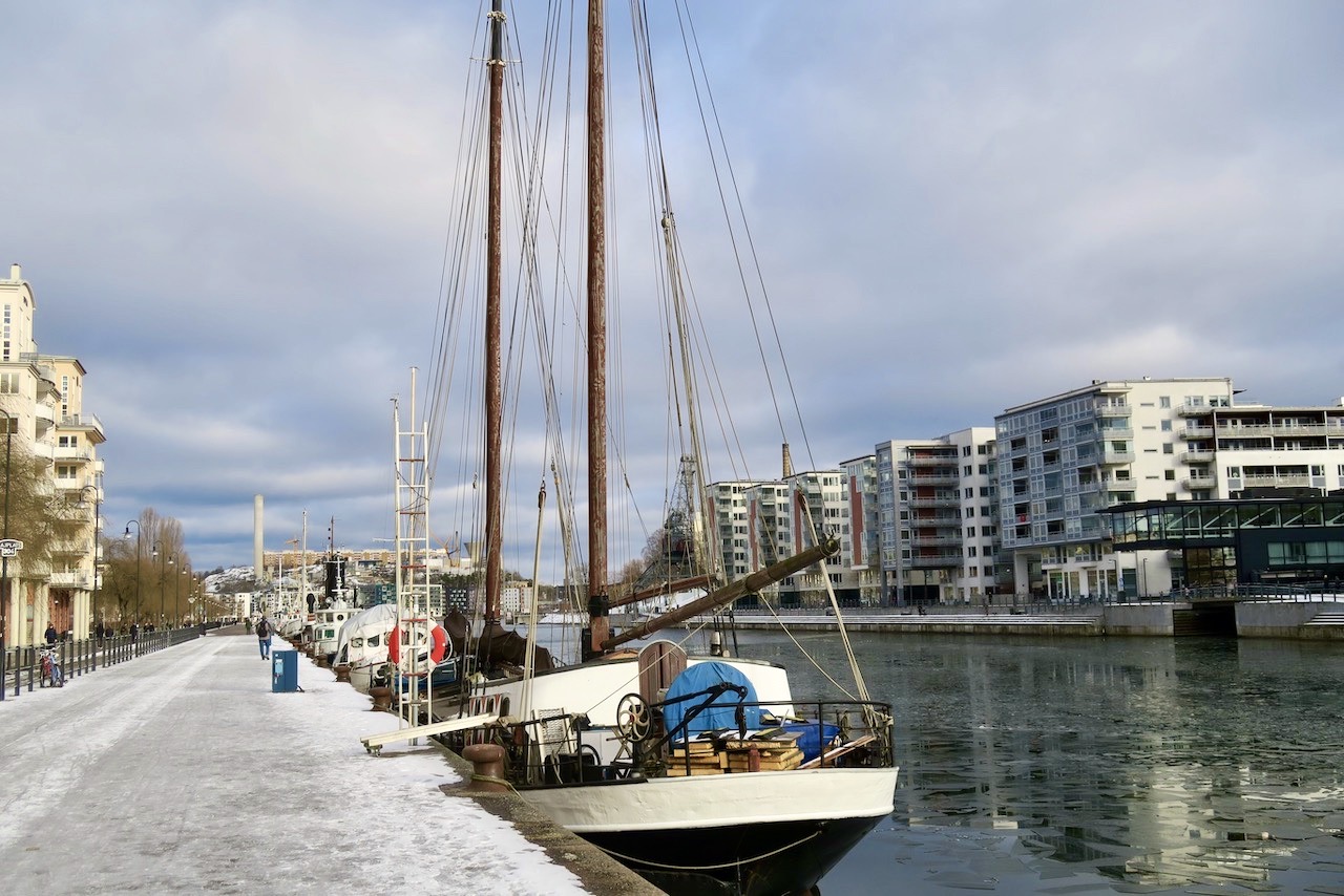 Södermalm. Hammarbykanalen. Norra Hammarbyhamnen. Längs med kajen ligger många husbåtar på kommunala platser. 