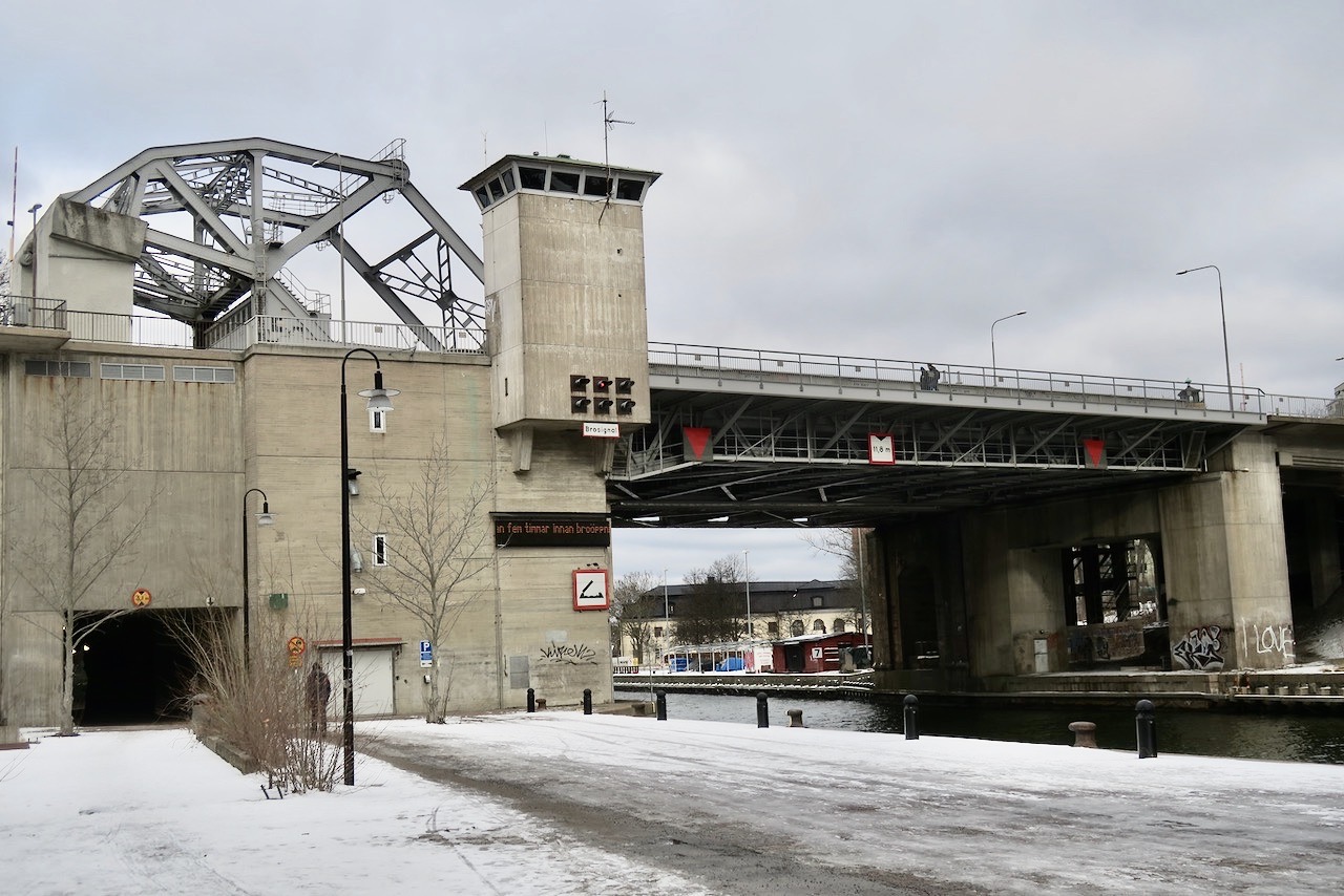 Stockholm . Södermalm. Danviksbron. Längs med kajen och under bron kan en via en tunnel ta sig till andra sidan bron. 