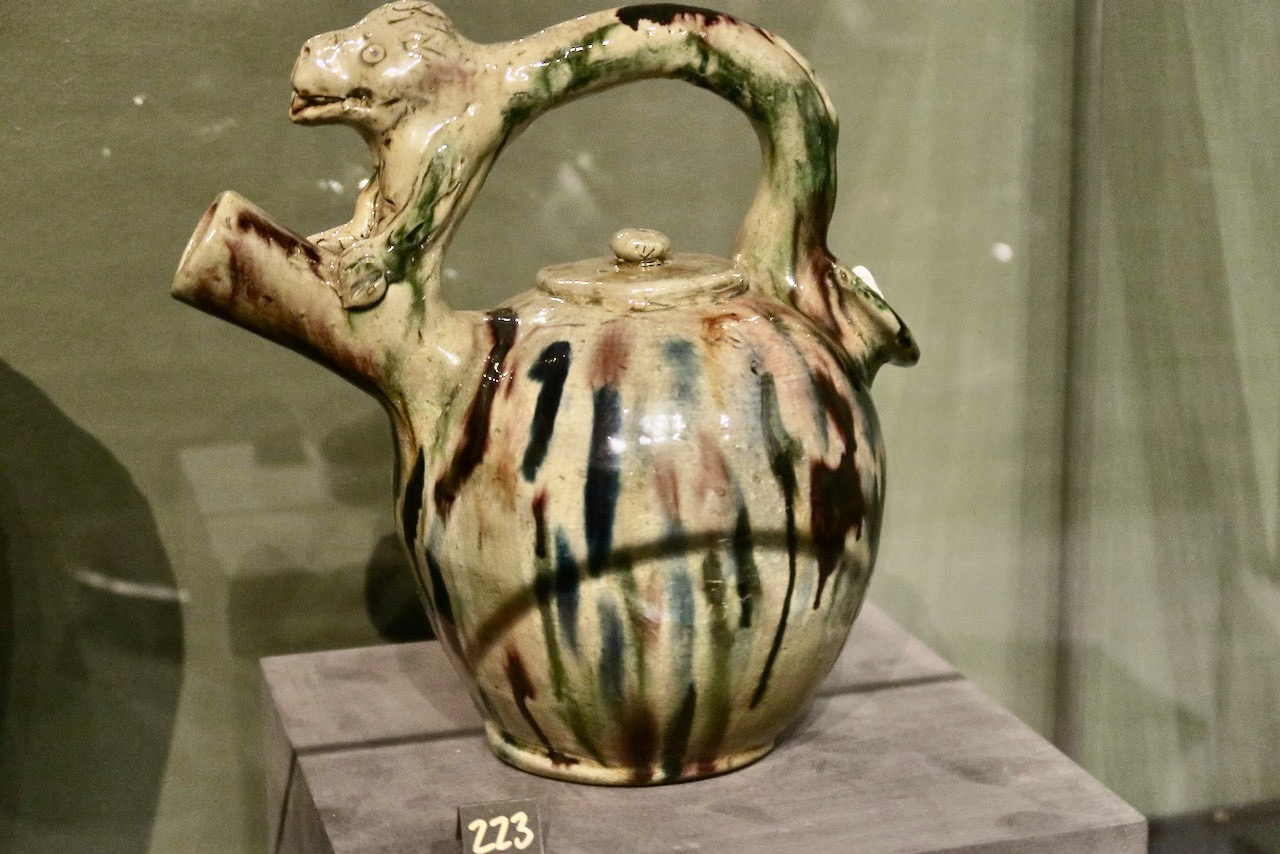 Stockholm. Hallwylska museet. En keramikkanna med ett djurhuvud. Dessa djurhuvuden var också typiska för konstriktiningen "en ny tid". 