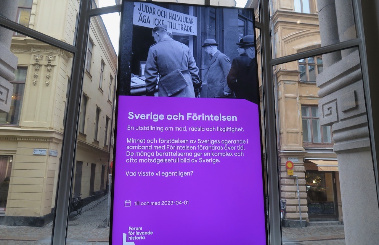 Fortfarande viktigt att veta. Hur reagerade Sverige under Förintelsetidem . Både rädsla och likgiltighet fanns. Mer om detta på museet "Forum för levande historia. "