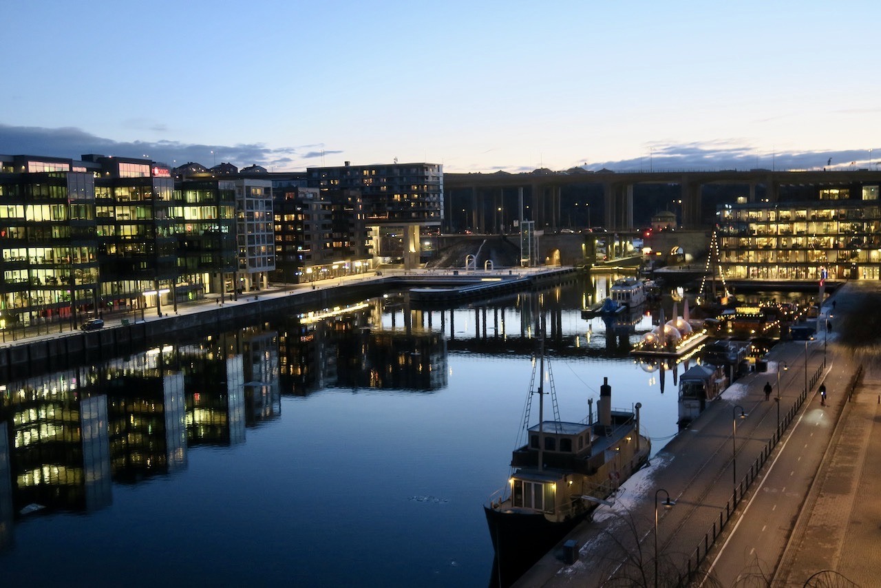 Stockholm. Södermalm. I fokus är speglingarna och ljusen i Hammarbykanalen. 