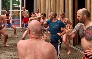 Dominique Stulens begeleiding Horse Stance Wim Hof center, Stroe