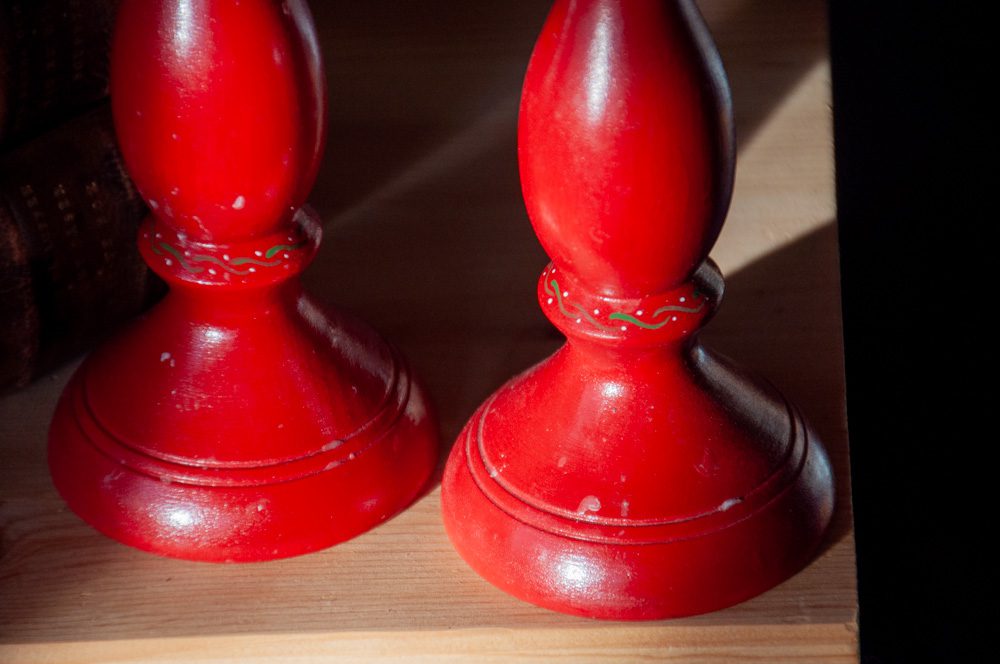 Paret röda träljusstakar