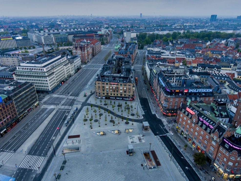 Corona Lockdown. Rådhusspladsen i København med udsigt til Tivoli, Vesterbrogade og Strøget.