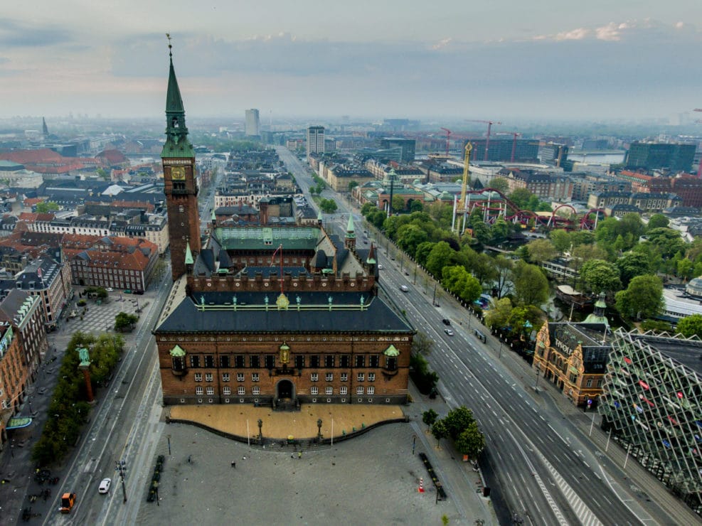 Corona Lockdown. Rådhusspladsen i København med udsigt til Tivoli, Vesterbrogade og Strøget.