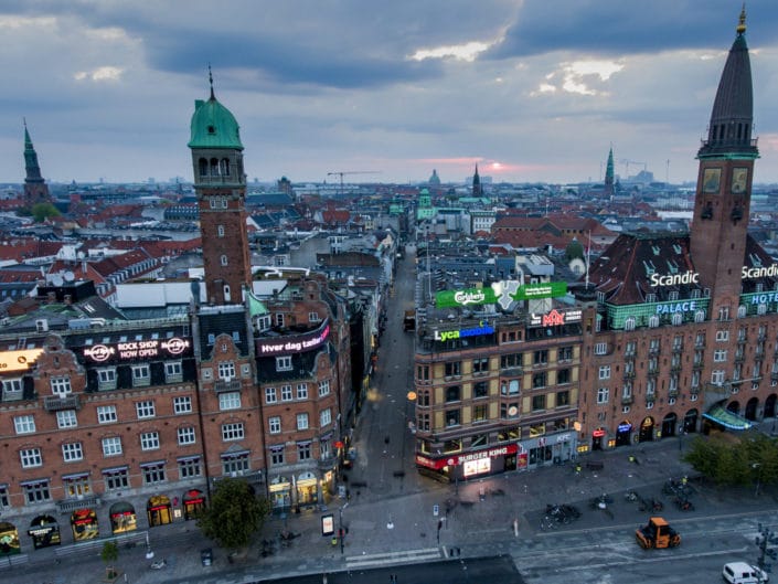Corona Lockdown. Rådhusspladsen i København med udsigt til Tivoli, Vesterbrogade og Strøget.