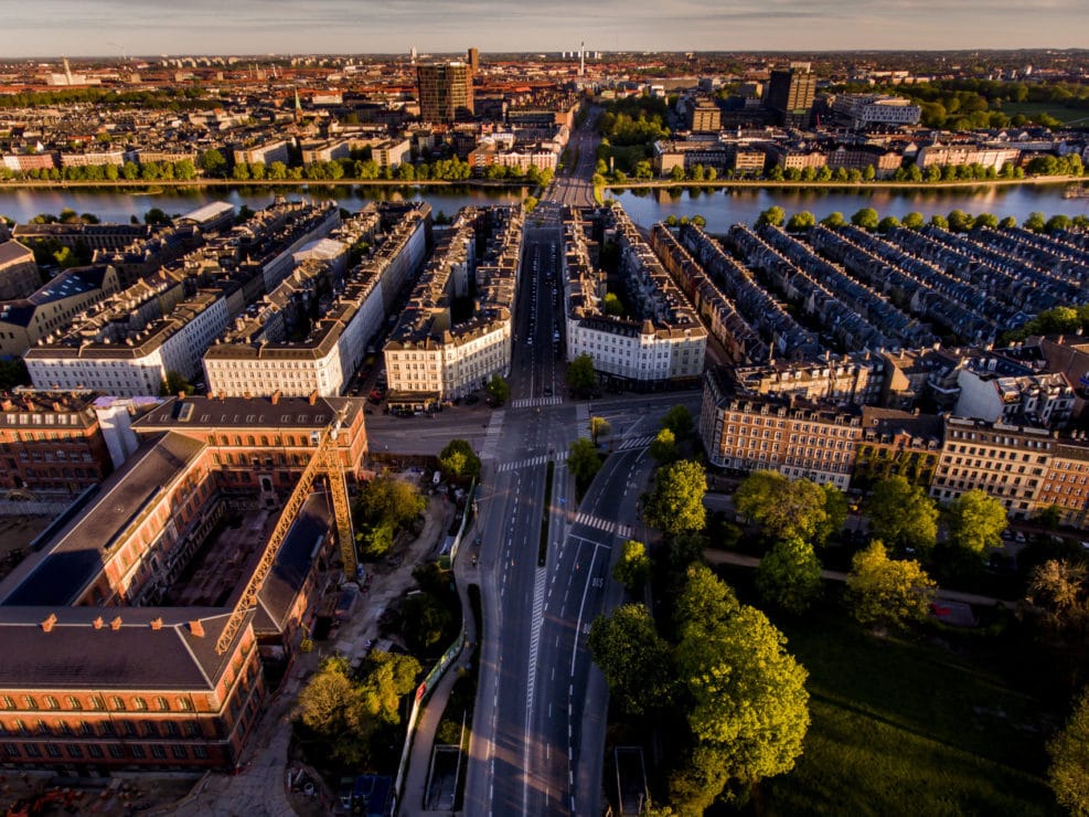 Corona Lockdown. Østerport, Stockholmsgade, Kartoffelrækkerne, Sølvtorvet, SMK og Kongens Have set fra drone i Østre Anlæg.