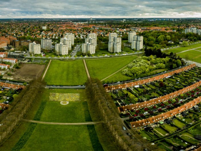 Dronepanorama af Bellahøjhusene i København.