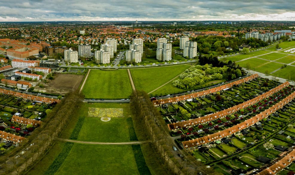 Dronepanorama af Bellahøjhusene i København.