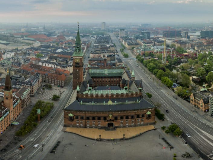 Dronepanorama af Københavns Rådhus og Rådhusplads.