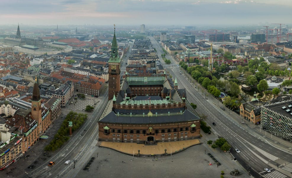 Dronepanorama af Københavns Rådhus og Rådhusplads.