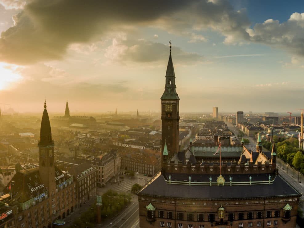 Dronepanorama af Københavns Rådhus og Rådhusplads.