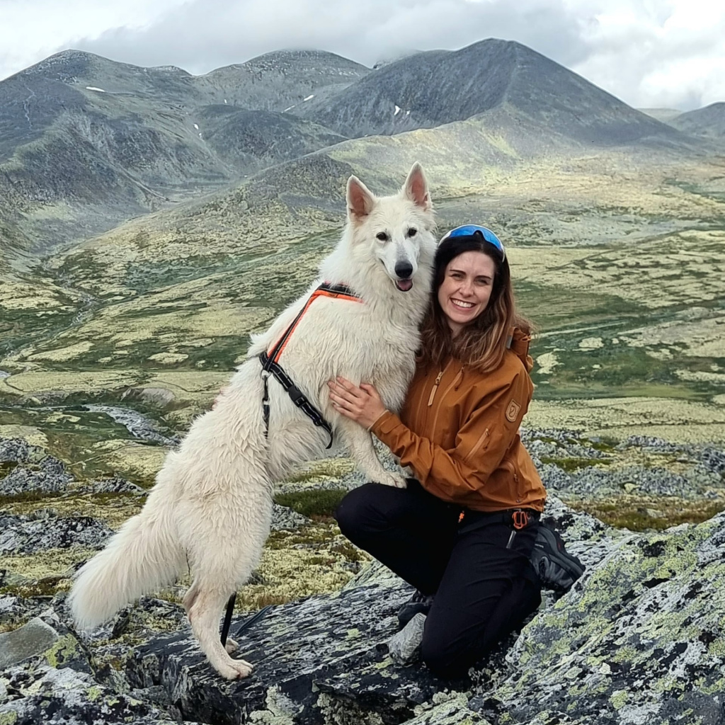 Karoline med Ylva på fjellet