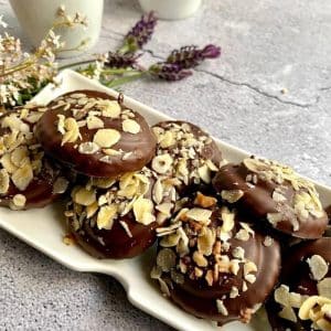 Hasel C. Entdecken Sie Hasel C Kekse: Köstliche Haselnusskekse mit cremiger Füllung, überzogen mit Valrhona-Schokolade ohne Zuckerzusatz. Perfekt für Teezeit, als Geschenk oder gesunden Snack.