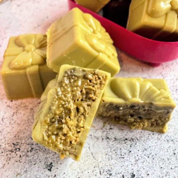 Dubai W Vegan - Schokoladenkreation mit weißer Schokolade und Pistazie – mit Zucker in reduzierter Form